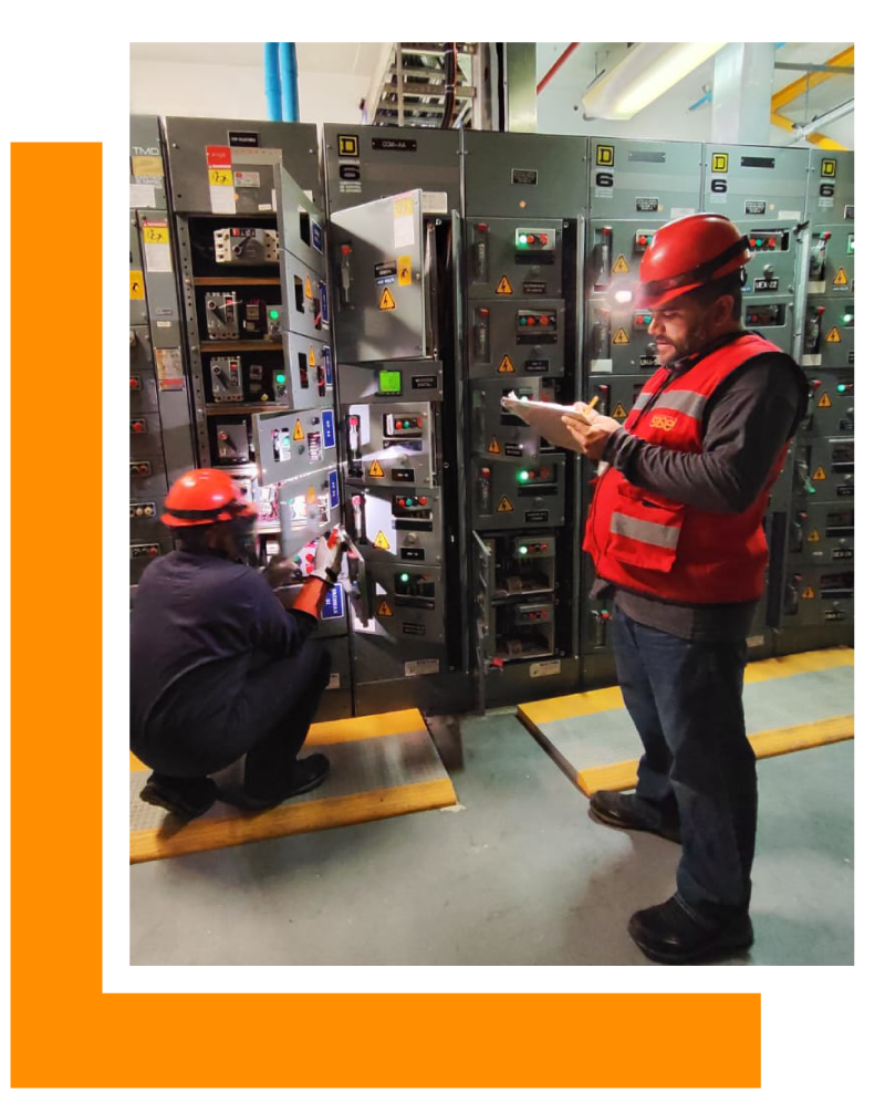 Técnico industrial eléctrico revisando centro de carga